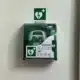 Défibrillateur DEFISIGN mural avec panneau de signalisation cœur et éclair vert