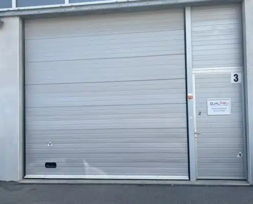 Facade de la nouvelle agence QUALIFEU en Occitanie avec porte de garage et entree porte 3