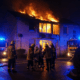 Pompiers évacuant un résident en fauteuil roulant devant l'EHPAD en feu à Clermont-Ferrand