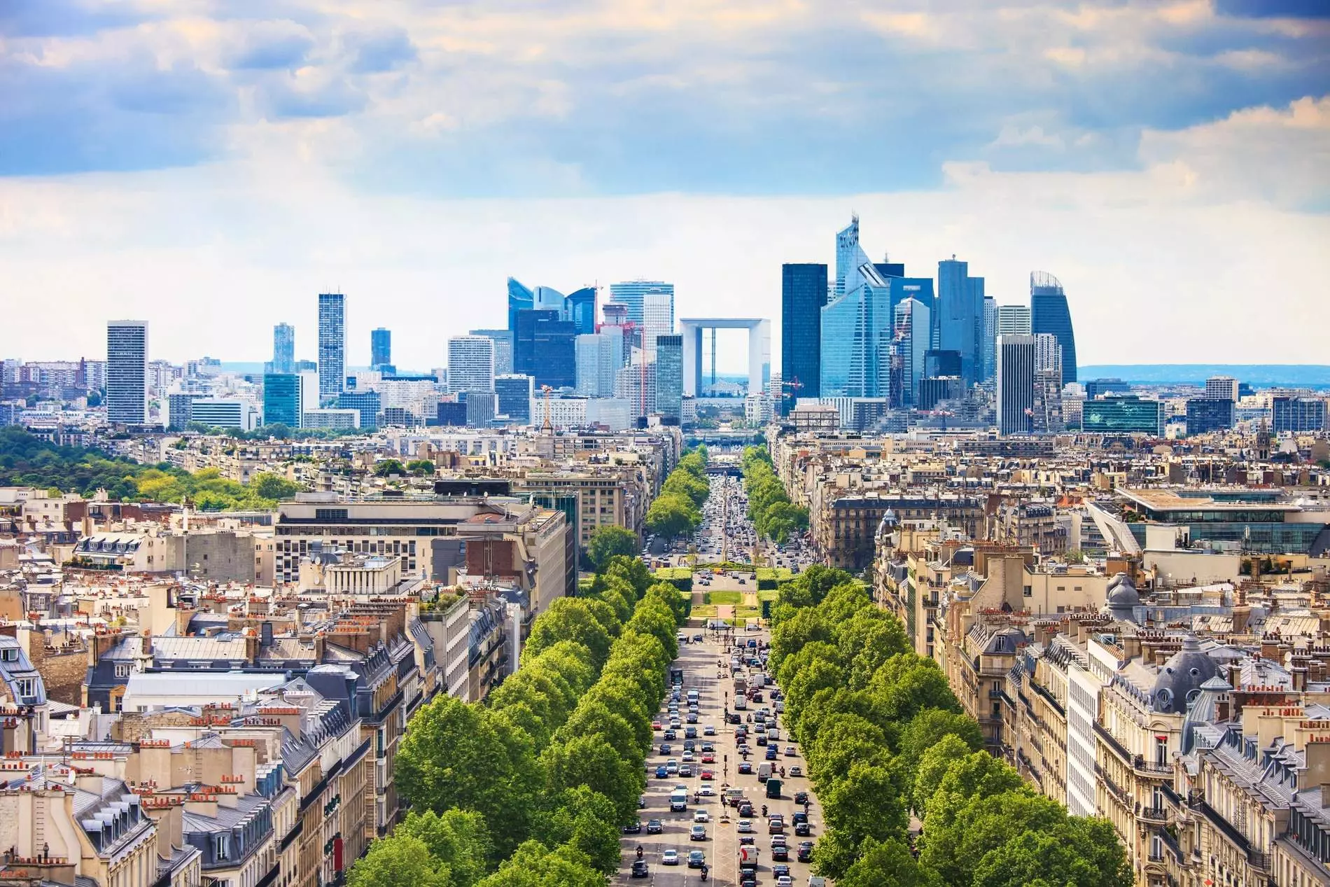 Qualifeu-paris-Ile-de-france-2 Vue aerienne de Paris avec l'avenue des Champs-Elysees et le quartier de La Defense, zone d'intervention de notre agence Paris-Ile-de-France