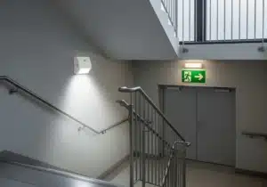 Bloc autonome d'éclairage de sécurité BAES au-dessus d'une porte de sortie signalée