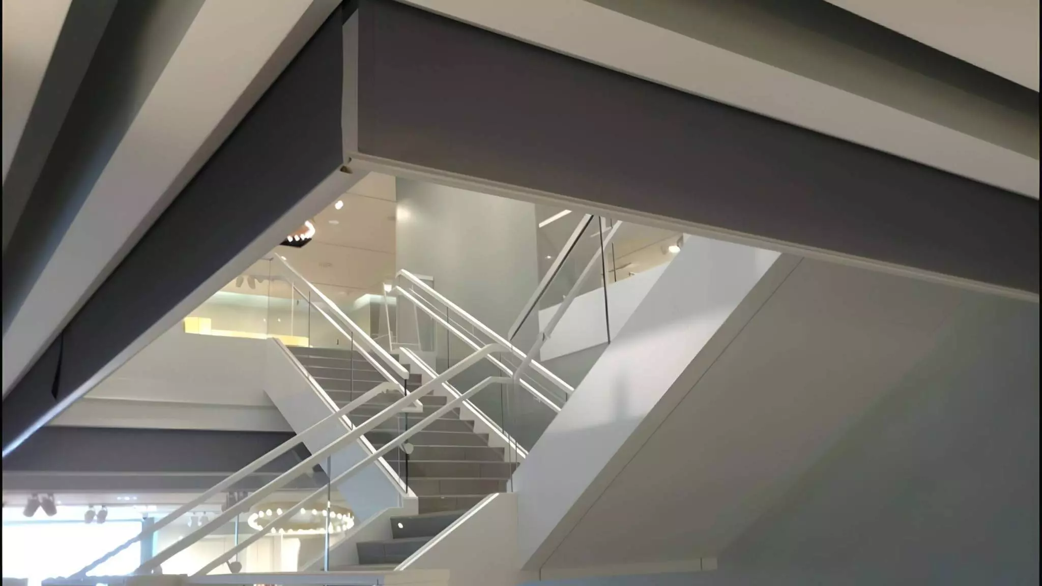 Volet de désenfumage installé en plafond au-dessus d'un escalier intérieur