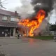 Incendie violent avec fumée noire ravageant un bâtiment, pompier intervenant sur place