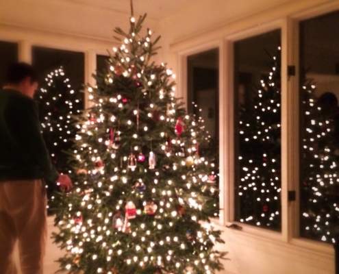 Sapin de Noël illuminé près d'une fenêtre, risque d'incendie à surveiller pendant les fêtes