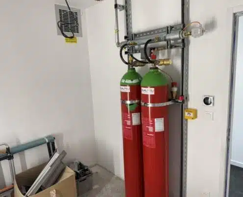 Bouteilles rouges d'extinction automatique IG55 Qualifeu installées sur rack métallique mural