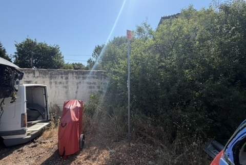 Installation d’un mât de signalisation incendie pour extincteur sur roues dans une casse automobile à Avignon dans le Vaucluse par Qualifeu.