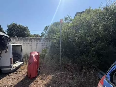 Installation d’un mât de signalisation incendie pour extincteur sur roues dans une casse automobile à Avignon dans le Vaucluse par Qualifeu.