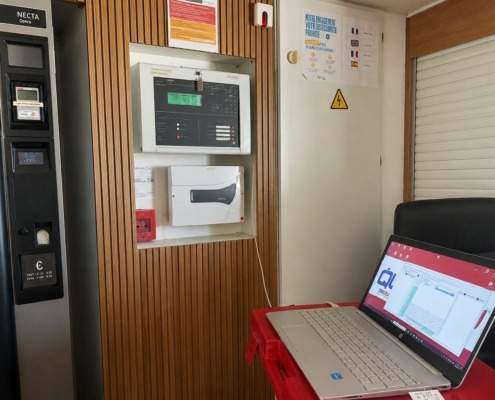 Centrale d'alarme incendie murale avec ordinateur portable pour maintenance et controle de securite