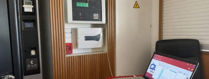 Centrale d'alarme incendie murale avec ordinateur portable pour maintenance et controle de securite