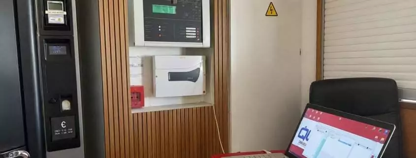 Centrale d'alarme incendie murale avec ordinateur portable pour maintenance et controle de securite