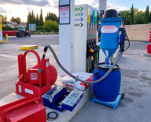 Station-service avec pompes à carburant et matériel de maintenance industrielle