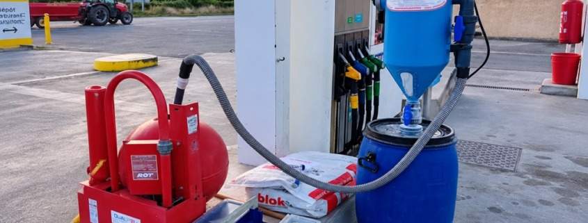 Station-service avec pompes à carburant et matériel de maintenance industrielle